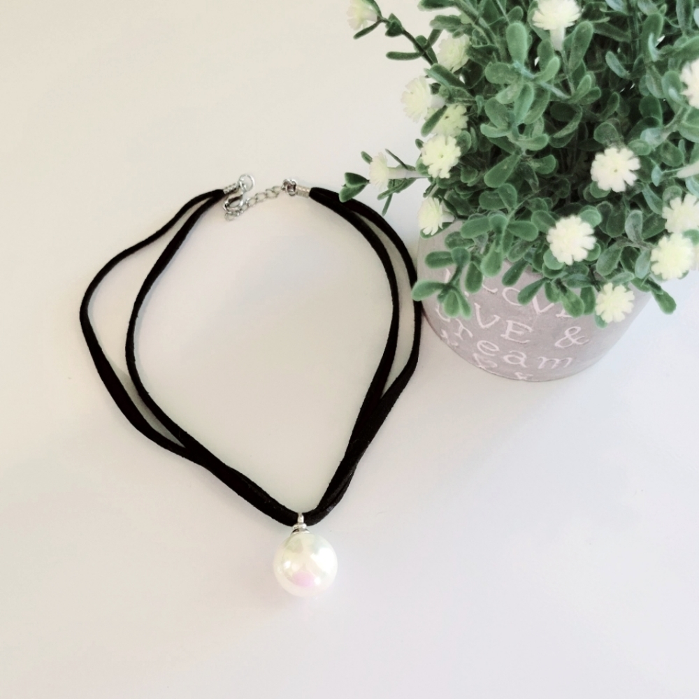Women Big Pearl Choker